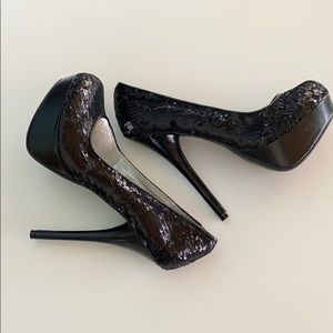 Platform sequined pumps